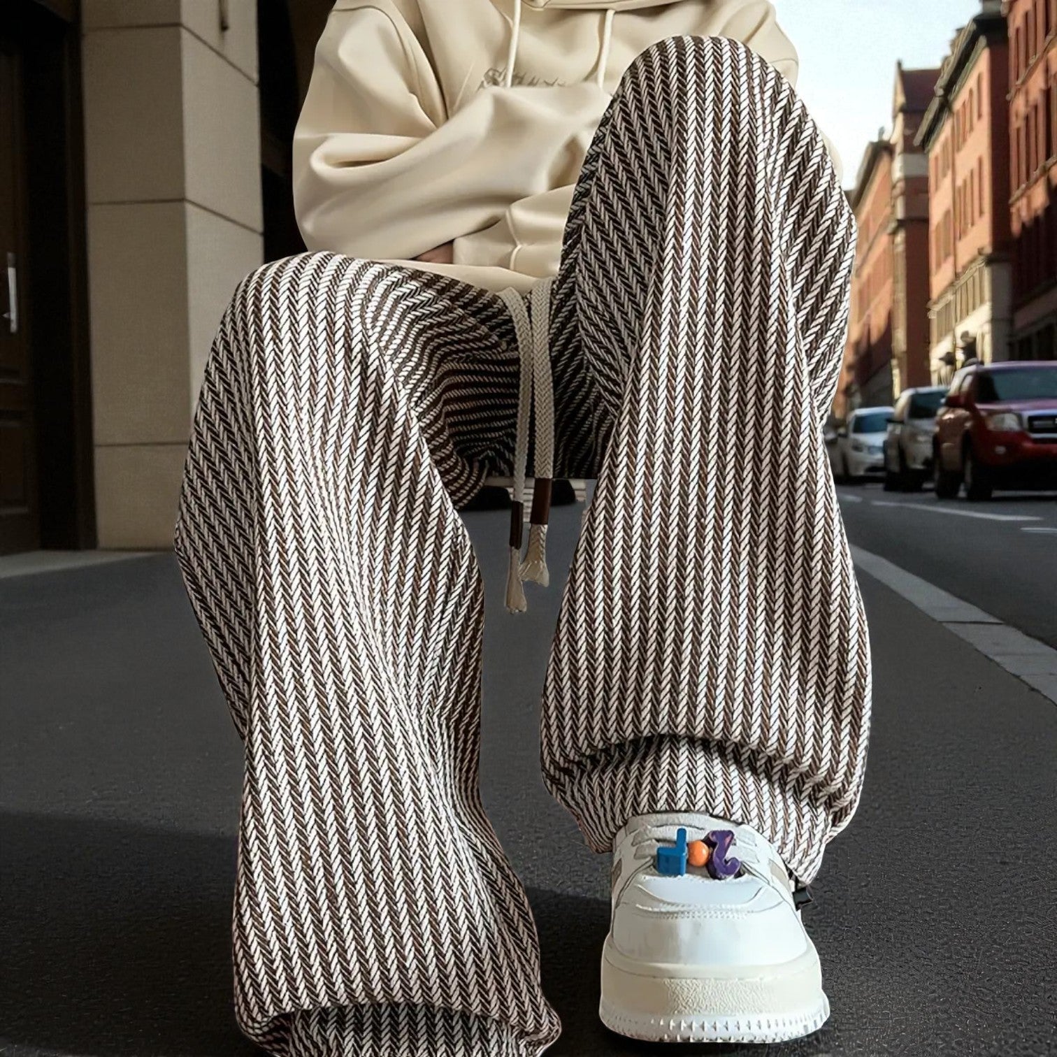 Christopher – Striped Woven Trousers with Loose Fit - Pants - Brown - Jones & Smith